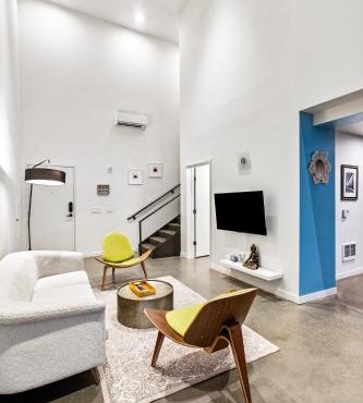Posh Lofty Pad in Central Redmond - 92 Walkscore!