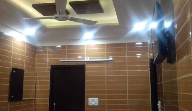 Posh south delhi foreigners place luxury room with kitchen