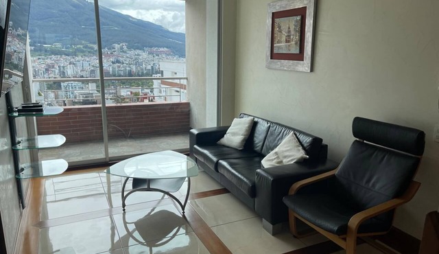 POSHEST QUITO, 2 BDR+FULL BTHR, 3 BEDS, LIVING ROOM 65" TV, FULL KITCHEN+LAUNDRY