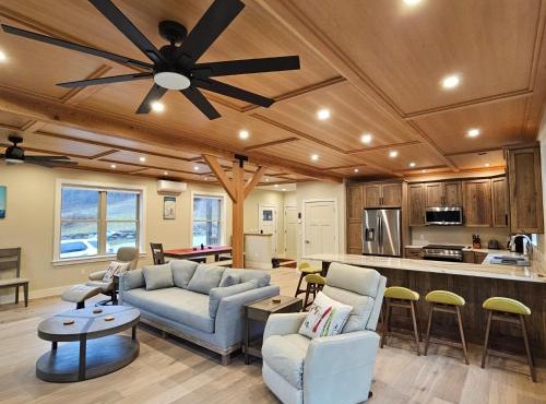 Powder Run - Modern 3BR Basecamp with Hot Tub, AC, EV Charger & Flat Parking