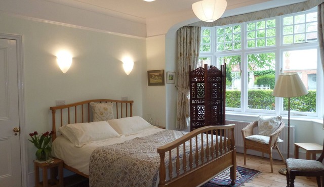 Practical independent 1 bed apartment in leafy street of Hammersmith