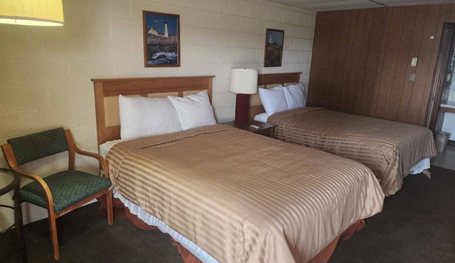 Practical Room for the Family Near Gove County Airport – Just 1.4 Miles Away