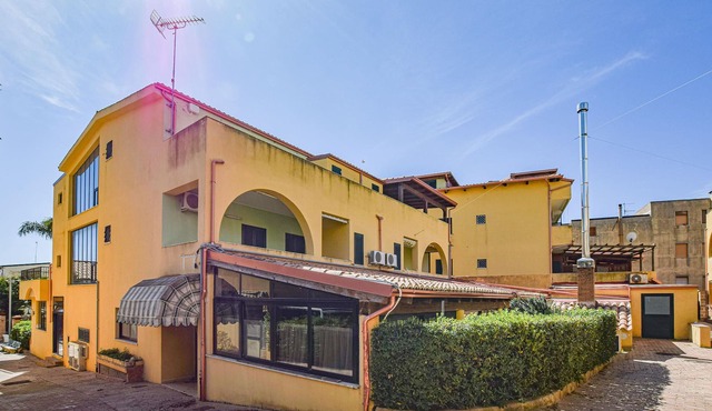 Practical vacation apartment just a few steps from the beach, in the heart of Le Castella.
