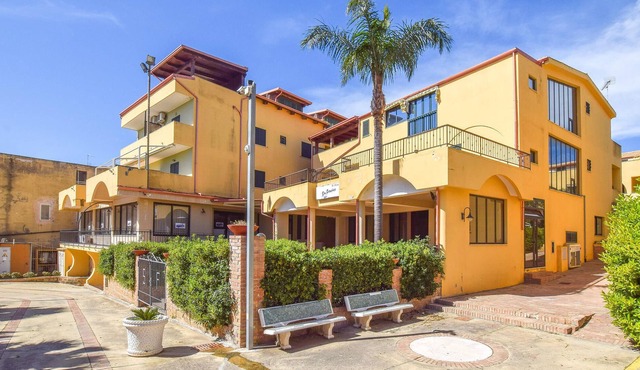 Practical vacation apartment just a few steps from the beach, in the heart of Le Castella.