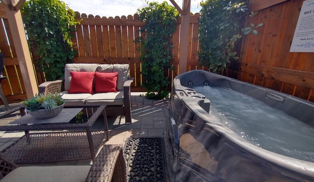 Prairie Rose Cottage with Private Hot Tub & Firepit