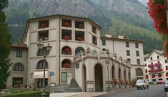 Pre Saint Didier in front of Terme direct shuttle Courmayeur