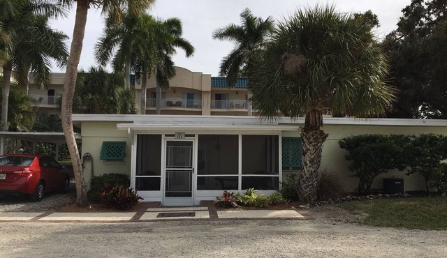 Prem 2Bed/2Bath Gate House Cottage with private beach access!