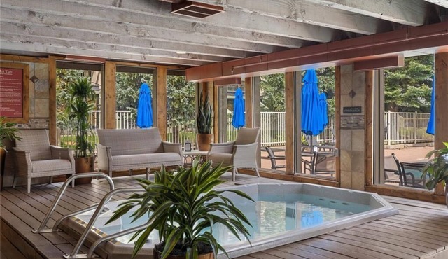 Premier 1BR + Den w/Pool & Hot Tub Access