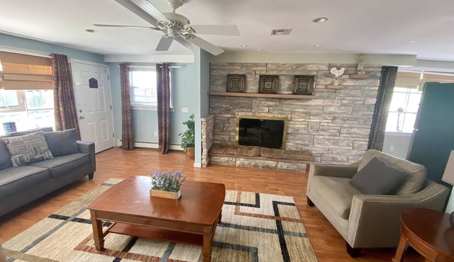 PREMIER HOST LISTING - 2BR Suite. Steps to Ocean & Water Park,Kit, Pool Access