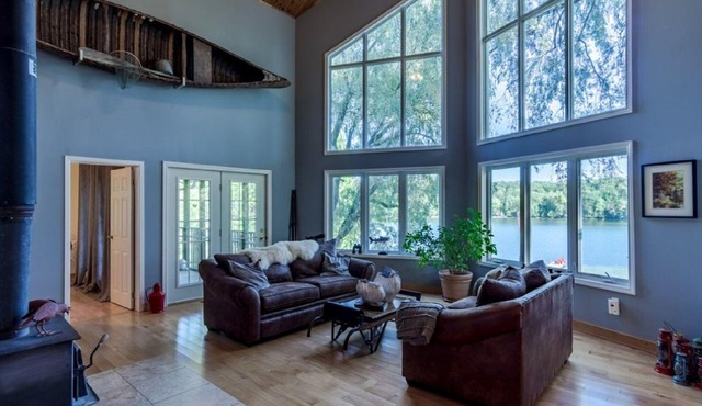 Premiere Kingsford Lake Cottage