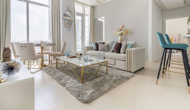Premium 1BR + Study Room w/Queen Bed - Sleeps 4!