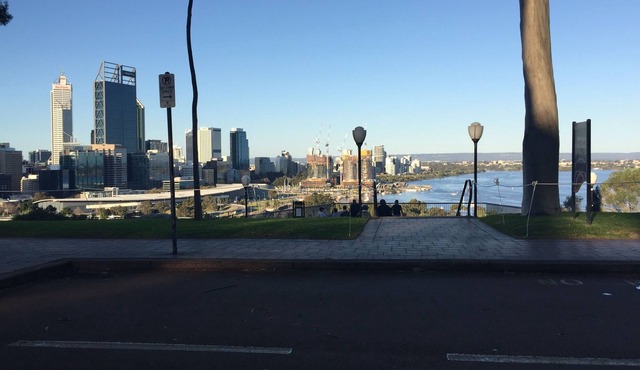 premium 5*location 2bed large apartment ,very comfortable walk to kings park