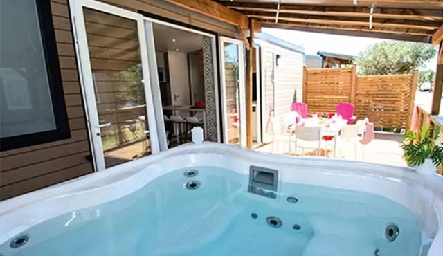 Premium Cotignac Mobile Home with Private Jacuzzi - 33 m² - 3 bedrooms - Dishwasher + TV + A/C - Sleeps 6