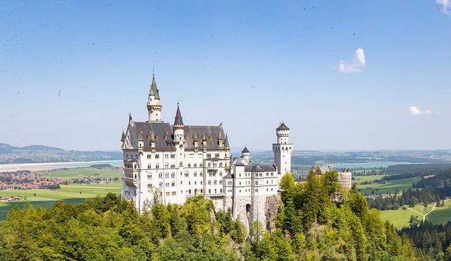 Premium Neuschwanstein Castle and Linderhof VIP Tour from Munich