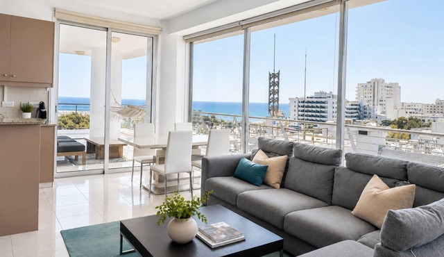 PREMIUM Panoramic Seaview 2-BDR-Apt - Private Parking - 3 min Walk to Beach