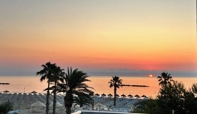 Premium Sea Front 2-bedroom condo in Roseto Degli Abruzzi, with WiFi, AC