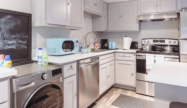 Premium styled 2BR apt with-in the Heights|Montrose