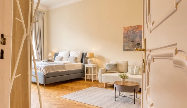 Premium Suite in West Berlin, Sleeps 4, Family & Group Friendly, 70m to Metro