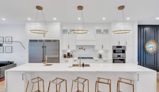 PRESTIGE: Luxe 5BR, King Beds, A/C, Free Parking + EV Charger