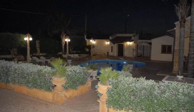 PRESTIGIOSA E SINGOLARE VILLA CON APPARTAMENTO CAMERE E PISCINA AD USO ESCLUSIVO