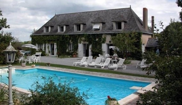 PRESTIGIOUS COTTAGE WITH HEATED POOL, POOL TABLE AND GAMES ROOM