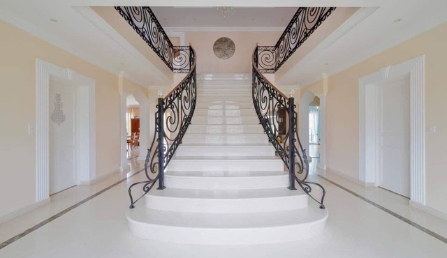 Prestigious villa with heated indoor pool at the gateway to Disneyland!