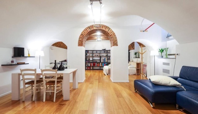 Prestigious loft in old Milanese courtyard with large kitchen and ultrafast WiFi