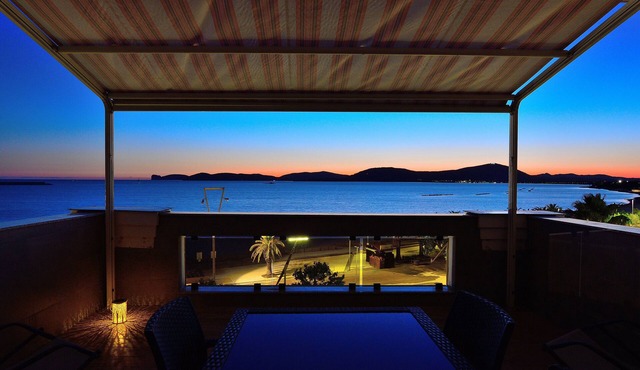 Prestigious penthouse by the sea with breathtaking panoramic views