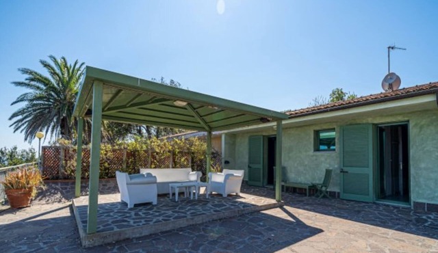 Prestigious private villa sleeping 12 located in a panoramic position with private access to the sea