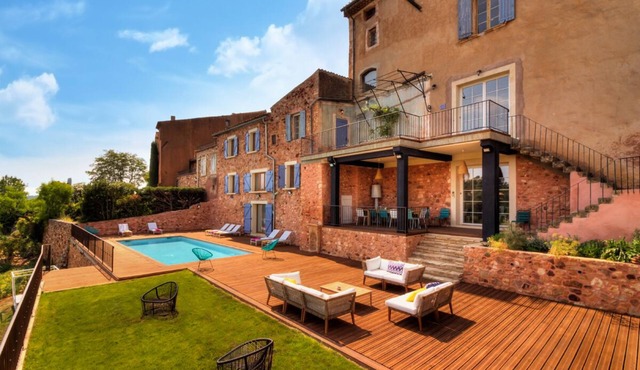 Prestigious property with 10 bedrooms, in Roussillons on 2 ha of land