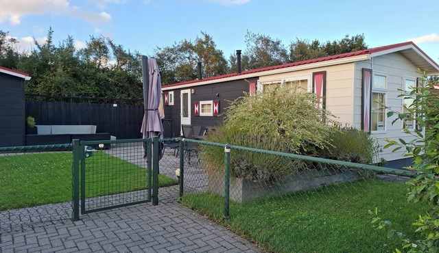 Pretty chalet with free WiFi on a friendly camping site
