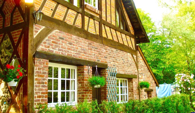 Pretty Cottage in grounds of Chateau with heated pool