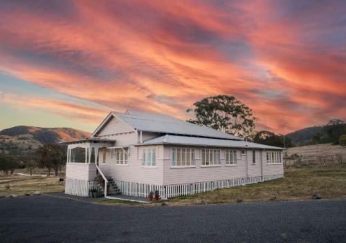 Pretty Pink Queenslander - Spectacular Views, Space and Serenity