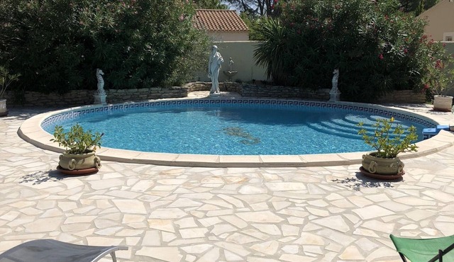 Pretty Provencal house, single storey, private pool, enclosed grounds.