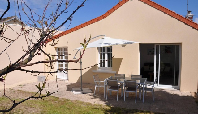 Pretty seaside house with terrace and south-facing garden. Rated 3*