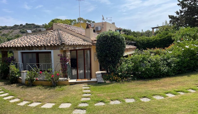 Pretty villa a stone's throw from the sea and the center.