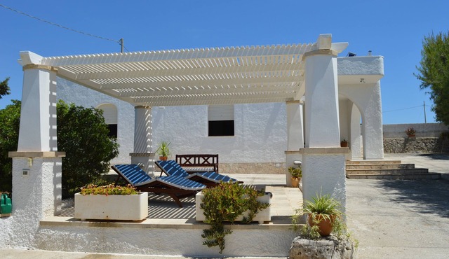 Pretty villa a stone's throw from the sea with 6 beds, two bedrooms and two bathrooms
