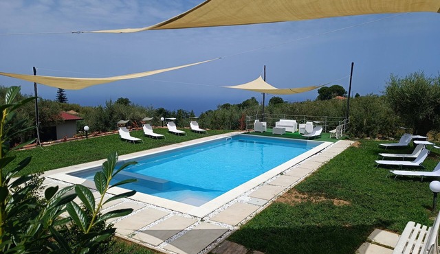 Pretty villa with pool on a hill, 15 minutes from the beach of Capo d'Orlando