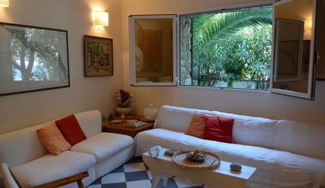 Pretty White house - Stunning Villa by the beach