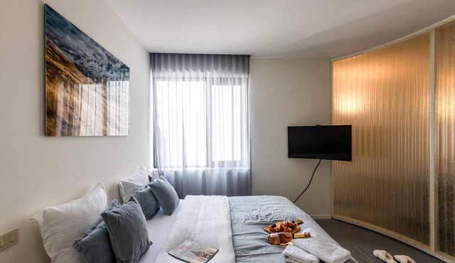 Prime Central Brussels: Spacious Apt for 6 with Terrace