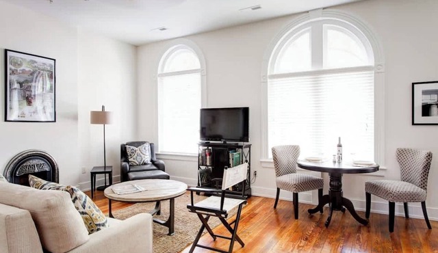 Prime Downtown Mall Flat with Free Parking
