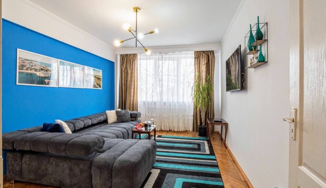 Prime Location: Central Park View. 5 Min to Beach