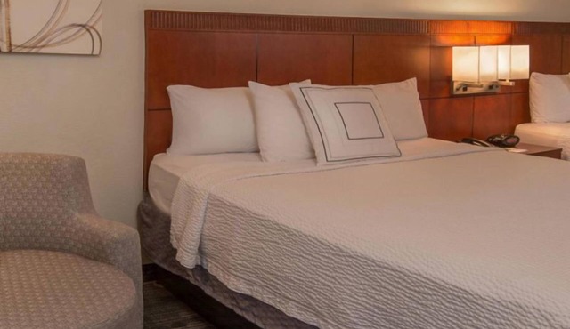 Prime Location! Comfortable Accessible Room, Self Parking & Onsite Starbucks!