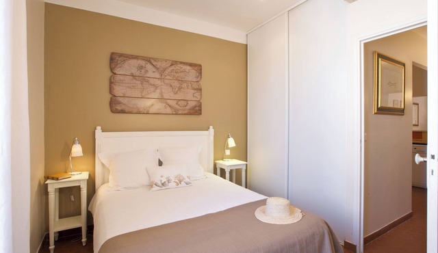 Prime location for this 1 bedroom apartment full of charm in the heart of the ol