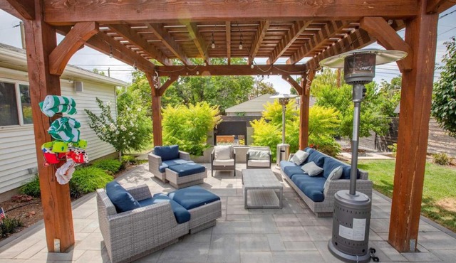 Prime Location Home with Hot Tub l Midtown