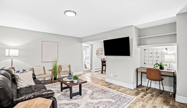 Prime Location! King Bed near Mt. Clemens Downtown