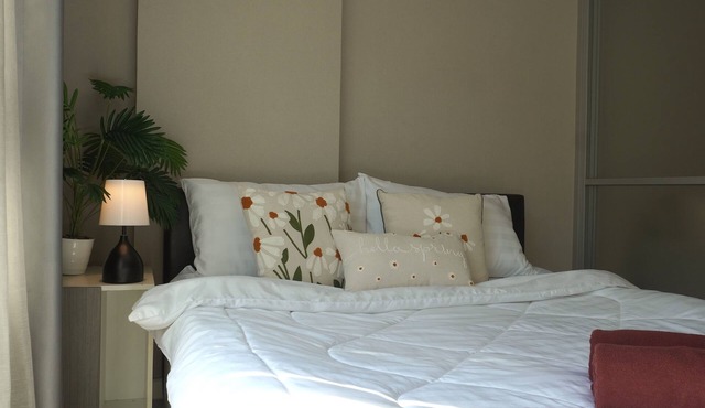 Prime Location, Poolside Apt Next to Central Mall