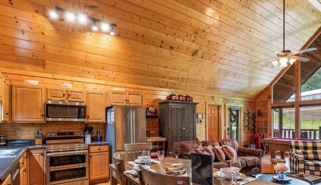 Prime Location/Pool/HotTub/Pool Table/Fast WiFi