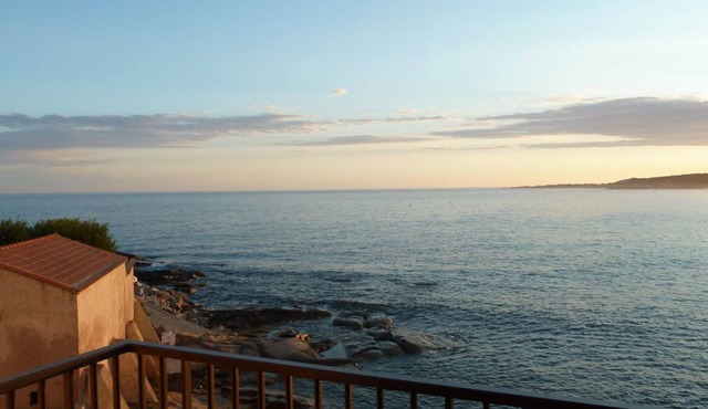 Prime location right by the sea with huge terrace & balcony, ideal for families