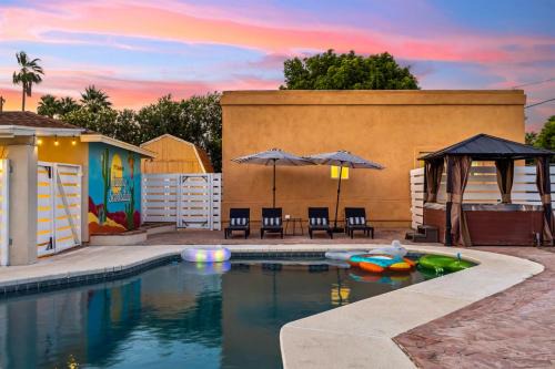 Prime Location Shared Pool Hot Tub Games
